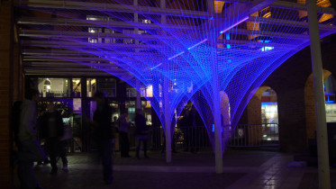 2008 - FLUOCORPUS, Manufaktura, Łódź; wełna, listwa, lampa UV; 340 x 900 x 1000cm