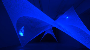 2005 - TABERNACULUM II, Konstens Hus, Lulea (Szwecja); wełna, linka stalowa, lampa UV; 300 x 1200 x 450cm