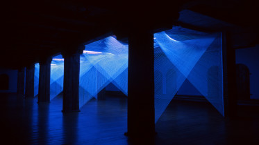 2002 - CORPUS SUBTILE, Bałtycka Galeria Sztuki, Ustka; wełna, lampa UV; 250 x 1550 x 390cm