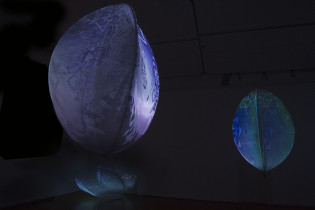 POMIĘDZY – instalacja multimedialna, 2014