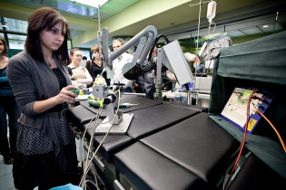 Testy prototypów uchwytów narzędzi laparoskopowych  w Fundacji Rozwoju Kardiochirurgii w Zabrzu.