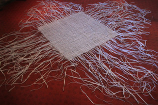 Małgorzata Szandała, War Rug, obiekt, papier, notowania giełdowe, 2012