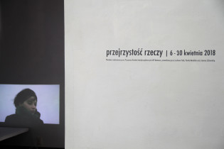 Przejrzystość rzeczy w galerii działań w Warszawie