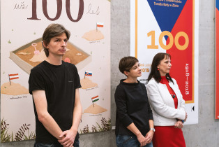 100 – plakaty z Uniwersytetu Tomasza Baty w Zlinie. Wernisaż wystawy. 