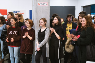 100 – plakaty z Uniwersytetu Tomasza Baty w Zlinie. Wernisaż wystawy. 