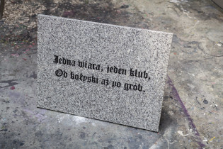 Adrian Zert, Bez tytułu, (marmur, łupiny słonecznika) z wystawy "Patrz komu ufasz"
