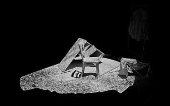 Igor Warykiewicz, dokumentacja intermedialnego spektaklu dyplomowego "Nie mogę rozmawiać"  z zastosowaniem śladów wklęsłodrukowych