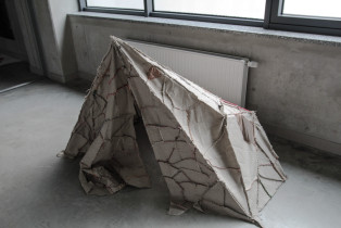 Kinga Molińska, Namiot (we współpracy autorki z siostrą), obiekt + audio + fotografia