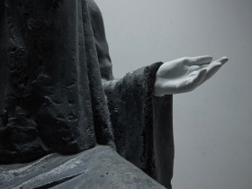 "Ciężar wielkiej wagi / Pietà Naszych Czasów" (detal) - Wydział Rzeźby ASP w Warszawie, 2023.  Fot. Grzegorz Jaworski.