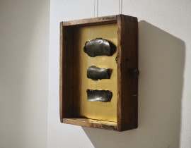 "Wspomnienie" (brąz, złocenie, stara szuflada).