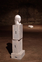 "Sobie Sama" (marmur, skrzynki rzeźbiarskie) - Muzeum Dwory Karwacjanów i Gładyszów w Gorlicach, Kasztel w Szymbarku 2018/2019.