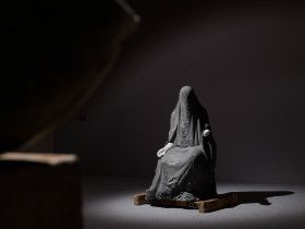 "Ciężar wielkiej wagi / Pietà Naszych Czasów" - Galeria Sztuki Współczesnej BWA Sokół, Nowy Sącz 2025. Fot. Grzegorz Jaworski.