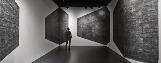 Blok | instalacja graficzna (+ esej dżwiękowy Grand Ensamble Michała Libery i Ralfa Meinza) | Muzeum Narodowe w Szczecinie, Centrum Dialogu Przełomy | 2015