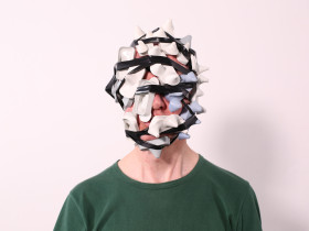 Autoportret z przedmiotem