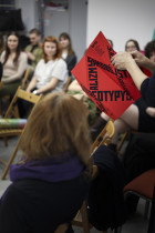 Przegląd projekt&oacute;w studenckich w Centrum Sztuki Wsp&oacute;łczesnej Kronika. 25 luty 2025 rok. Udział biorą: Agata Cukierska (dyrektorka programowa), Katarzyna Kalina (kurtorka, udukatorka), Iwona Sobczyk (specjalistka ds. promocji)