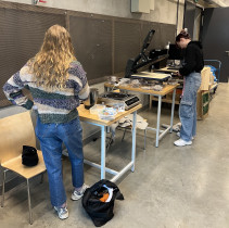 Studentki podczas zajęć w laboratorium materiałowym