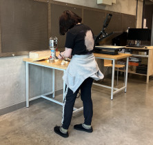 Studentka podczas pracy w laboratorium materiałowym