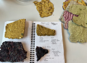 Proces przetwarzania materiału na bazie odpadu - tektury falistej i domieszek - Karola Ziora II rok