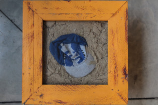 Mateusz Knysak, Piaskownica, piasek, czapeczka dziecięca, drewno szkło